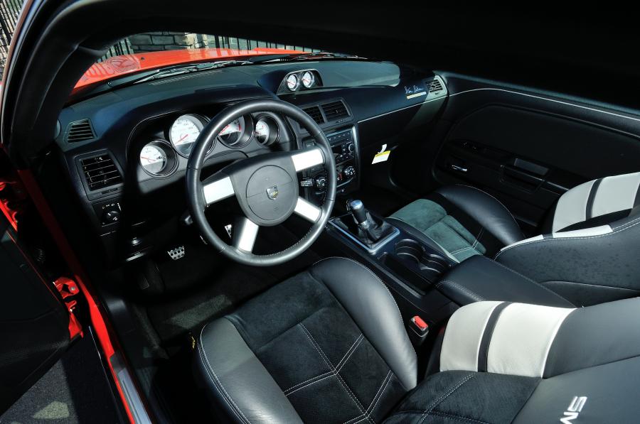 Интерьер Saleen SMS 570X Challenger (LC) 2009 года  (фото 8 из 10)